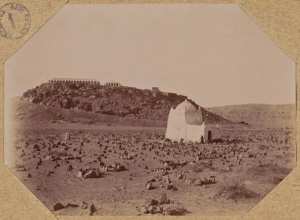 Igli. Le cimetière indigène, la redoute avec la voie d'accès (Image de propagande coloniale)