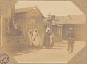 Aïn-Sefra. 1901. Le fils de Bou-amama. Sidi-Tayeb, Bournier entrepreneur, et leur suite sortent de chez le général Cauchemez (Image de propagande coloniale)