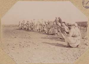 Béni-Abbès. Nos goumiers. La théorie sur le tir (Image de propagande coloniale)