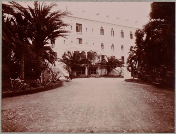 Hammam-Rirha. L'entrée de l'hôtel établissement (Image de propagande coloniale)