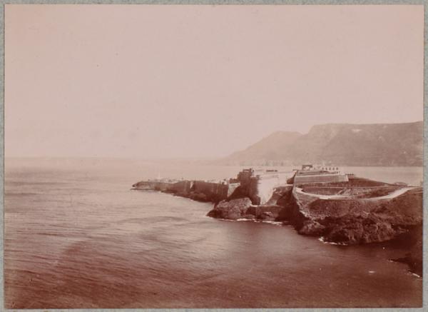 Mers-el-Kébir. Dans le fond, au-dessus du phare, Oran. (Image de propagande coloniale)