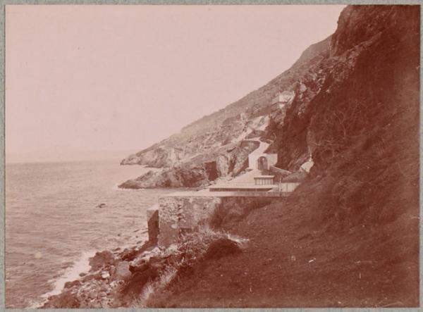Les Bains-de-la-Reine. Photographie prise par derrière, on aperçoit, l'hôtellerie en haut et à droite (Image de propagande coloniale)