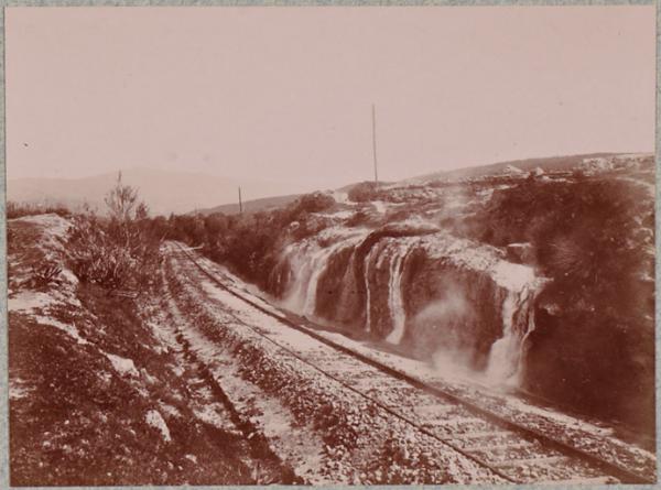 Hammam Meskoutine : la source et le chemin de fer (Image de propagande coloniale)