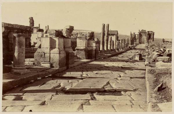 Ruines romaines de Thamugadi. [Timgad]. Voie triomphale (Image de propagande coloniale)