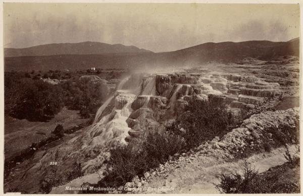 Hammam Meskoutine. Cascade d'eau chaude (Image de propagande coloniale)