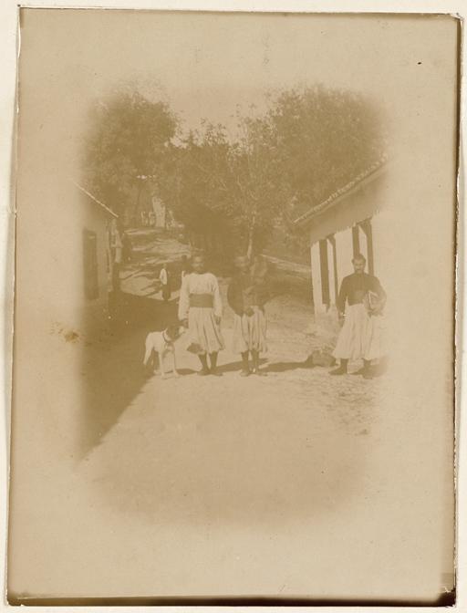 [Zouaves dans un village] (Image de propagande coloniale)