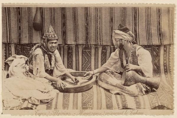 Types algériens. Mauresques préparant le taham (Image de propagande coloniale)