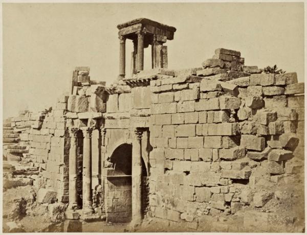 Arc de triomphe de Caracalla, pris de côté, hors la ville. (Tebessa) (Image de propagande coloniale)