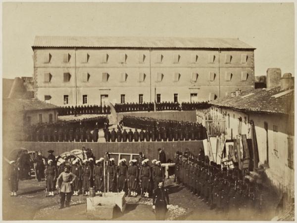 Casbah de Bône. Condamnés aux fers et garde montante (Image de propagande coloniale)