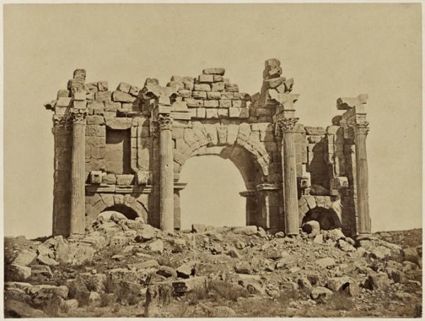 Arc de triomphe, partie est (Thamgas) (Image de propagande coloniale)