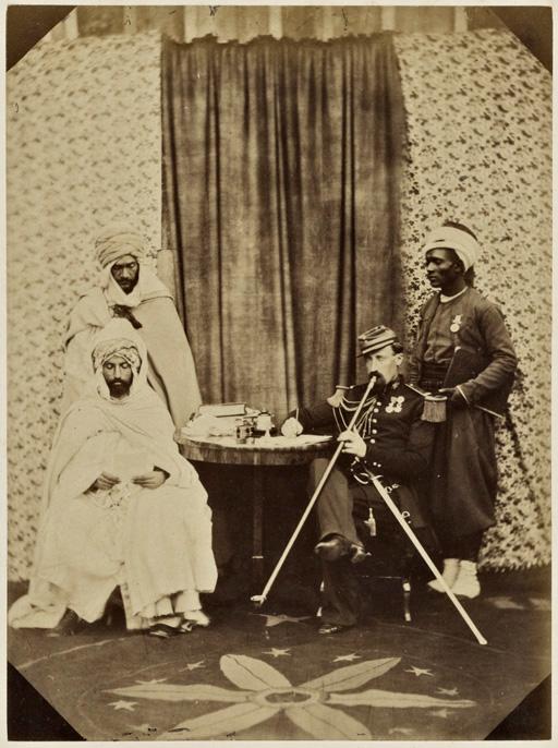 Si Ferrouk El Gueblouti, cadi des Hanoucha Ben Kermich, mokhrani du bureau arabe, Capitaine d'état-major Lewal, commandant supérieur de Souk-Harras, Abd-el-Kader Ben Youssef, tirailleur indigène nègre (cercle de Souk-Harras) (Image de propagande coloniale)