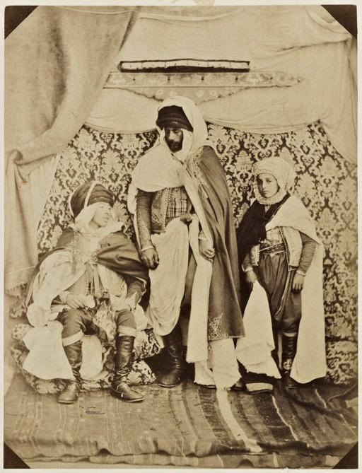 El Gueblouti ben Tahar, Ouled Risquy, Kaîd des Ouled Mia - Si Brahim ben Mansour Ouled Risquy, Kaïd des Ouled Bechiam - Le jeune Ali Chebbi ben Ahmed Salah Ouled Riquy, fils de l'ancien Kaïd des Hanencha (cercle de Souk-Harras) (Image de propagande coloniale)