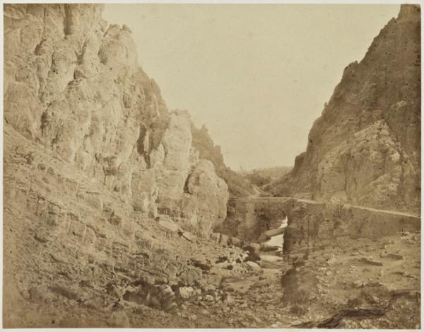 Gorge d'El Kantara et pont romain. Entrée du désert. (vue prise en arrivant de Bathna) (Image de propagande coloniale)