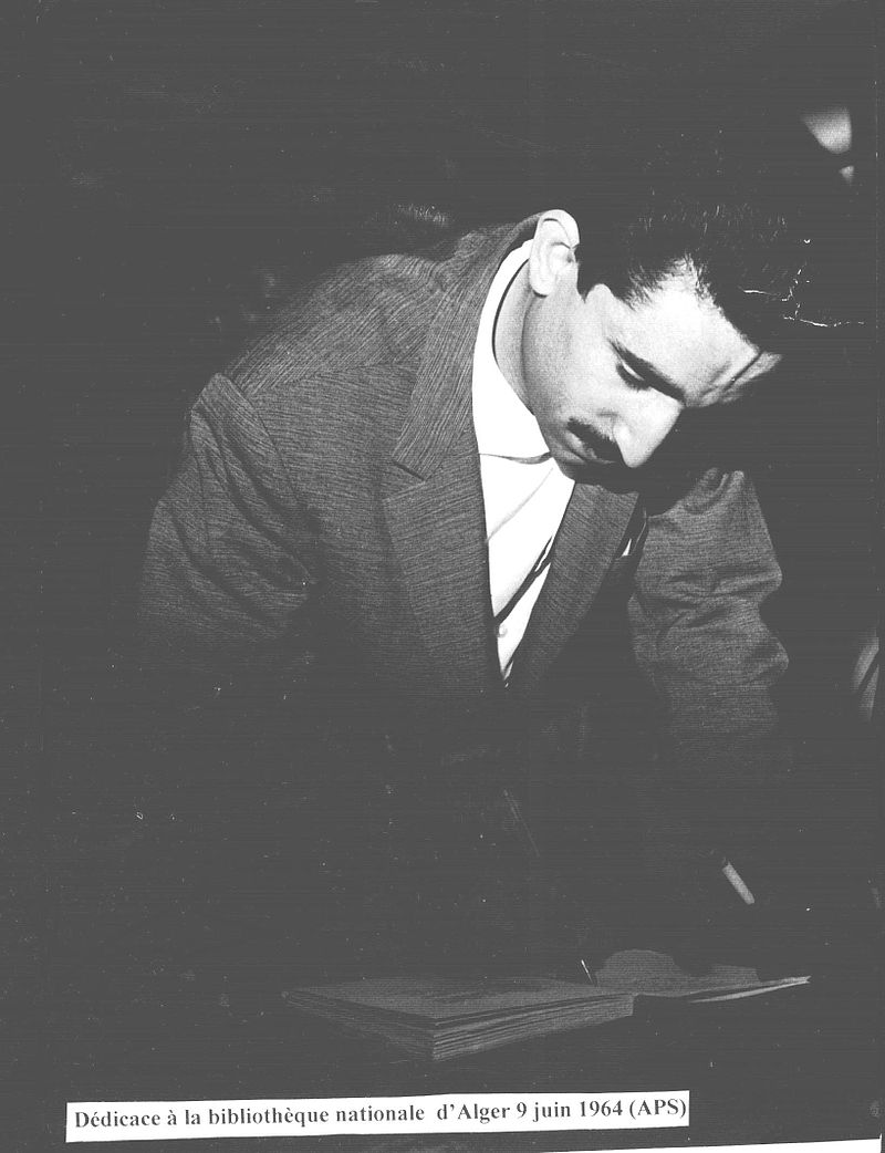 Toute première séance de dédicace de Kaddour M'Hamsadji