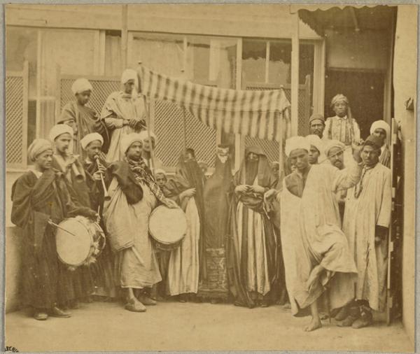 [Groupe de musiciens et de femmes] (Image de propagande coloniale)