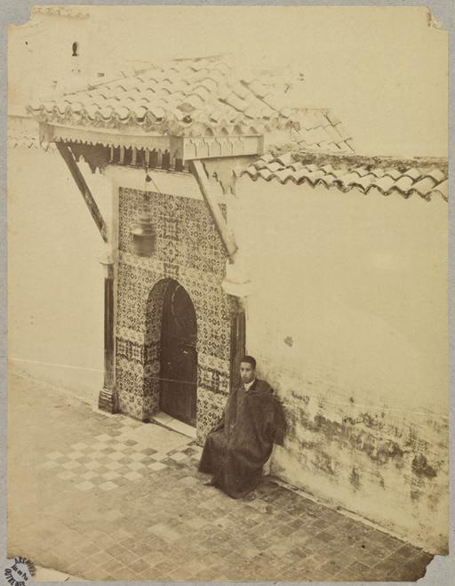 [Homme assis à coté d'une porte] (Image de propagande coloniale)