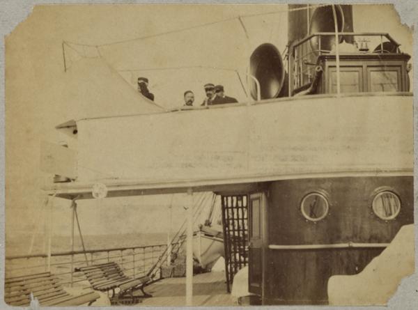 [Hommes sur un bateau] (Image de propagande coloniale)