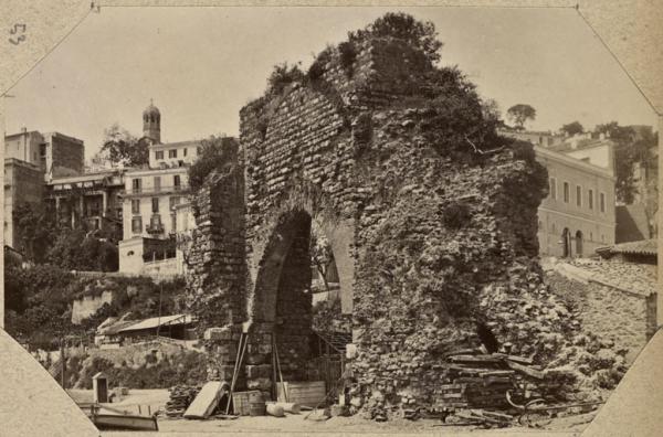 [Porte sarrazine de Bougie : Bab-el-Babar] (Image de propagande coloniale)