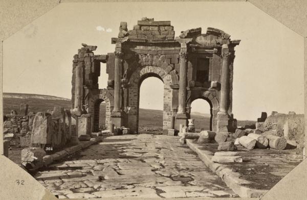 Ruines romaines Thamugadi. Arc de triomphe (Timgad) (Image de propagande coloniale)