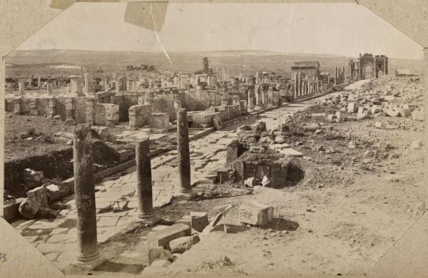 Ruines romaines Thamugadi. Voie triomphale (Image de propagande coloniale)
