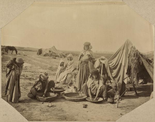 [Campement avec femmes, enfants dans la région de Biskra : préparation du repas] (Image de propagande coloniale)