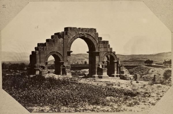 La porte romaine à Lambessa. Algérie (Image de propagande coloniale)