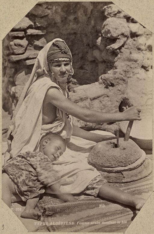 Types algériens. Femme arabe moulant le blé (Image de propagande coloniale)
