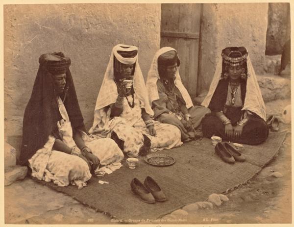 Biskra. Groupe de femmes des Ouled-Naïls. Danseuses du Sahara (Image de propagande coloniale)