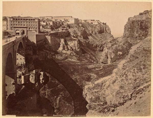 Constantine. Le ravin du Rhummel (Image de propagande coloniale)