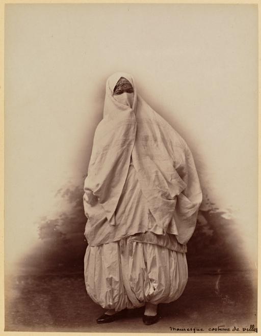 Mauresque en costume de ville (Image de propagande coloniale)
