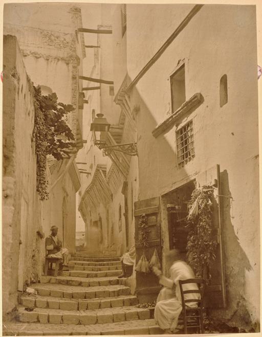 Photographie d'Algérie. Province d'Alger. [Une rue de la Casbah] (Image de propagande coloniale)