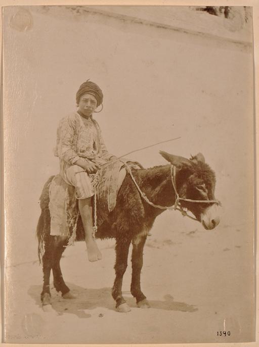 [Enfant sur un âne] (Image de propagande coloniale)