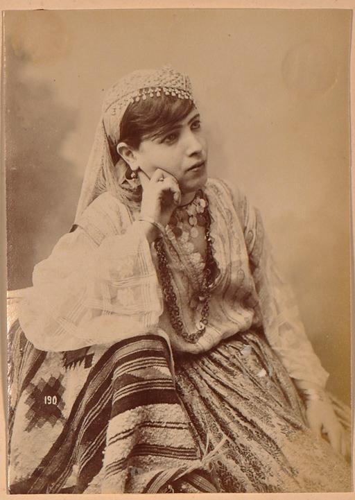 [Femme en costume d'intérieur] (Image de propagande coloniale)