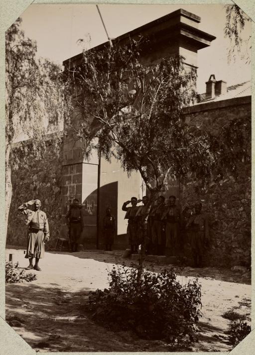 [Entrée d'un bâtiment militaire situé à El Aricha ou Ammi-Moussa] (Image de propagande coloniale)