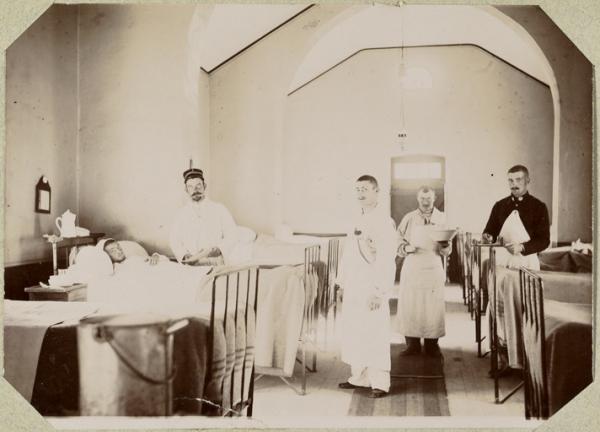 Hôpital militaire d'El Aricha. A l'heure de la visite (Image de propagande coloniale)