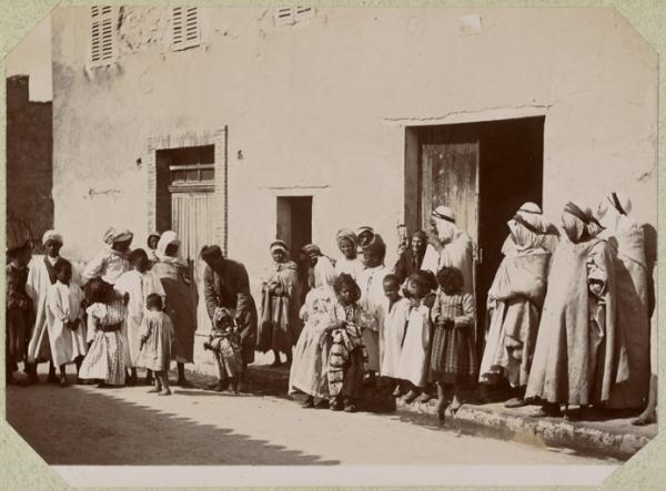 Algérie [Groupe posant dans une rue d'El Aricha] (Image de propagande coloniale)