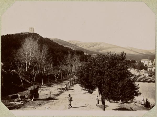 [Route d'Inkermann en sortant de la redoute d'El Aricha] (Image de propagande coloniale)