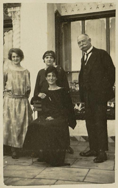 [Jules Meyer, médecin militaire et des proches] (Image de propagande coloniale)