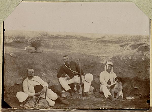 Algérie. [Militaires de retour de la chasse dont Jules Meyer au centre] (Image de propagande coloniale)