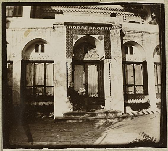 Kermoor. 1922 à 1933 [Jules Meyer lisant un journal] (Image de propagande coloniale)