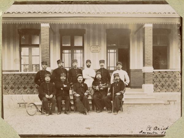 [Algérie. El Aricha. Groupe de militaires] (Image de propagande coloniale)