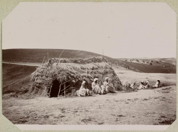 Algérie. Devant un gourbi arabe (Oulad bou Riah) (Image de propagande coloniale)