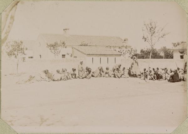 Algérie. [El Aricha.] Indigènes marocains devant l'hôpital militaire (Image de propagande coloniale)