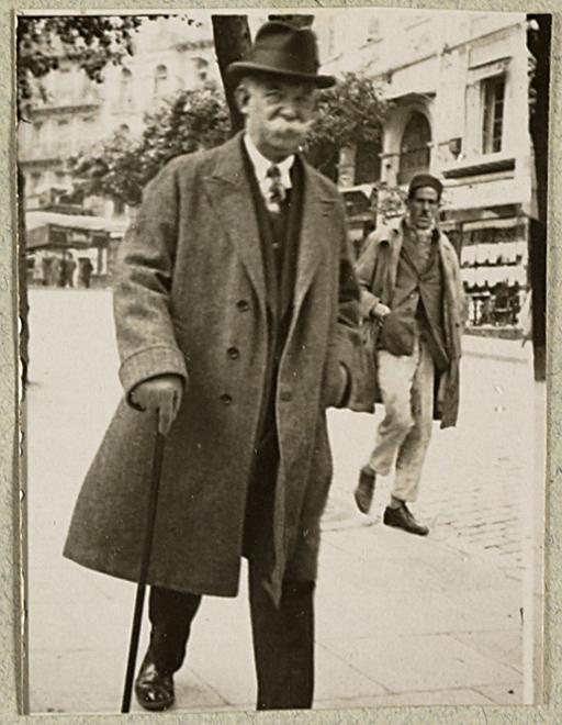 [Jules Meyer, médecin militaire dans une rue probablement à Alger] (Image de propagande coloniale)