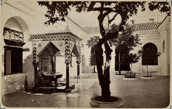 Alger. Cour de la mosquée Djamâ el-Kébir (Image de propagande coloniale)