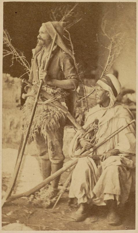 [Deux hommes photographiés en studio] (Image de propagande coloniale)