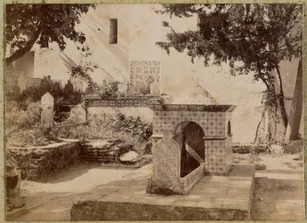 Cimetière de la mosquée [Sidi] Abd-er-Rhamane (Image de propagande coloniale)