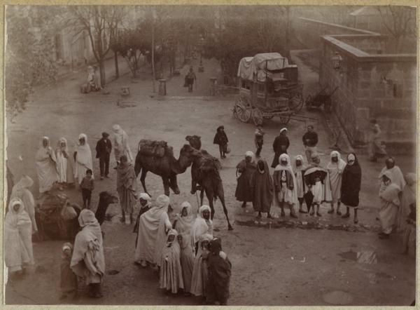 Devant l'hôtel à Tebessa (Image de propagande coloniale)