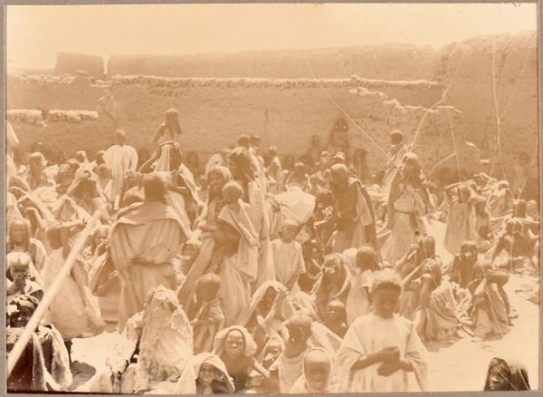 In-Rhar [Tidikelt ] après le combat [du 19 mars 1900] (Image de propagande coloniale)