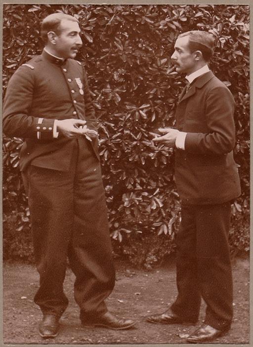 [Un officier et un civil ] Toulouse. Décembre 1902. Martin [Légende et signature au dos] (Image de propagande coloniale)